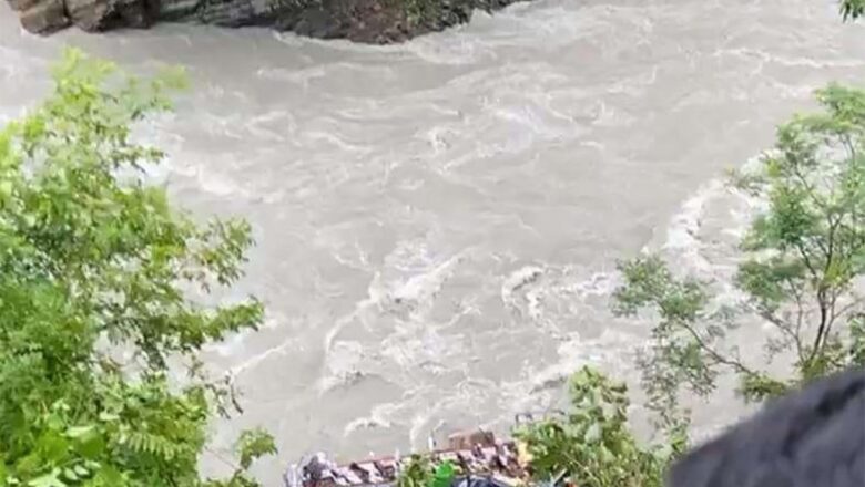 तनहुँ बस दुर्घटना : मेडिकल टिमसहित सेनाको हेलिकप्टर पुग्यो दुर्घटनास्थल