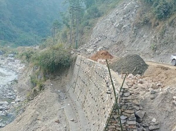 पहिरोका कारण भीमफेदी–फाखेल सडक अवरुद्ध